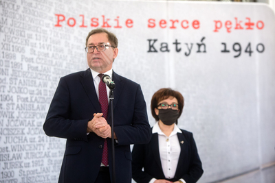 Prezes Instytutu Pamięci Narodowej Jarosław Szarek, członek Komitetu Honorowego konkursu „Polskie Serce Pękło. Katyń 1940” i Marszałek Sejmu Elżbieta Witek. Fot. Sławek Kasper (IPN)