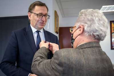 Jarosław Szarek, prezes IPN otrzymał od działaczy Formacji Niepodległościowej Krzyż Służby Niepodległości – 28 stycznia 2021. Fot. Sławek Kasper (IPN)