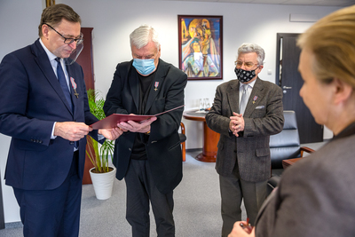 Jarosław Szarek, prezes IPN otrzymał od działaczy Formacji Niepodległościowej Krzyż Służby Niepodległości – 28 stycznia 2021. Fot. Sławek Kasper (IPN)