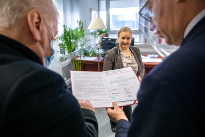 Jarosław Szarek, prezes IPN otrzymał od działaczy Formacji Niepodległościowej Krzyż Służby Niepodległości – 28 stycznia 2021. Fot. Sławek Kasper (IPN)