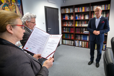 Krzysztof Szwagrzyk, wiceprezes IPN otrzymał od działaczy Formacji Niepodległościowej Krzyż Służby Niepodległości – 28 stycznia 2021. Fot. Sławek Kasper (IPN)