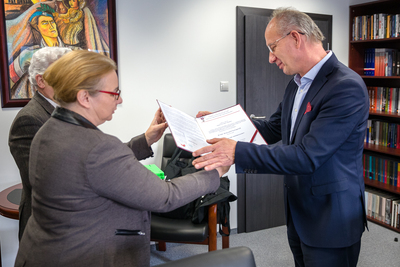 Krzysztof Szwagrzyk, wiceprezes IPN otrzymał od działaczy Formacji Niepodległościowej Krzyż Służby Niepodległości – 28 stycznia 2021. Fot. Sławek Kasper (IPN)