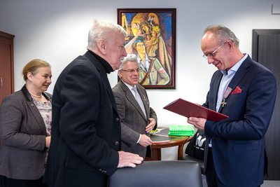 Krzysztof Szwagrzyk, wiceprezes IPN otrzymał od działaczy Formacji Niepodległościowej Krzyż Służby Niepodległości – 28 stycznia 2021. Fot. Sławek Kasper (IPN)