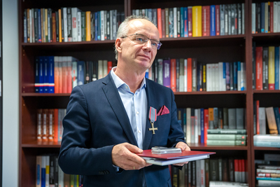 Krzysztof Szwagrzyk, wiceprezes IPN otrzymał od działaczy Formacji Niepodległościowej Krzyż Służby Niepodległości – 28 stycznia 2021. Fot. Sławek Kasper (IPN)