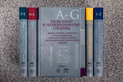 Polski wkład w przyrodoznawstwo i technikę. Słownik polskich i związanych z Polską odkrywców, wynalazców oraz pionierów nauk matematyczno-przyrodniczych i techniki. Fot. Sławek Kasper (IPN))