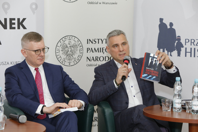 Piotr Woyciechowski (P) i dr hab. Sławomir Cenckiewicz (L) podczas dyskusji „Kontrwywiad – atak i obrona. Rzecz o kondycji polskiego kontrwywiadu” – 29 stycznia 2021. Fot. Piotr Życieński (IPN)