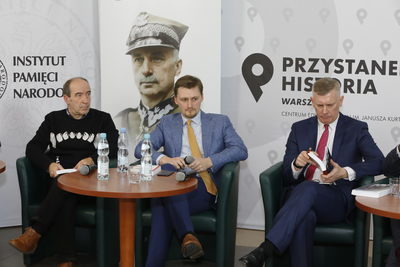 Dr hab. Zbigniew Siemiątkowski (L),  dr Bolesław Piasecki (C) i dr hab. Sławomir Cenckiewicz (P) podczas dyskusji „Kontrwywiad – atak i obrona. Rzecz o kondycji polskiego kontrwywiadu” – 29 stycznia 2021. Fot. Piotr Życieński (IPN)