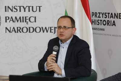 Dr hab. Gábor Lagzi, dyrektor Węgierskiego Instytutu Kultury w Warszawie, podczas dyskusji wokół książki „Henryk Sławik 1894–1944. Biografia socjalisty” – 3 lutego 2021. Fot. Piotr Życieński (IPN)