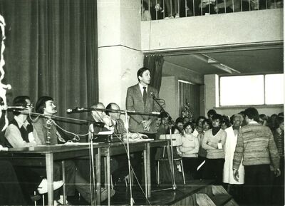 Spotkanie strajkujących studentów z władzami uczelni w gmachu Wydziału Farmacji (AIPN)