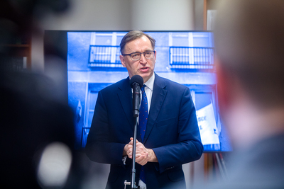 Prezes IPN dr Jarosław Szarek podczas briefingu w 40. rocznicę rejestracji Niezależnego Zrzeszenia Studentów – 17 lutego 2021. Fot. Sławek Kasper (IPN)