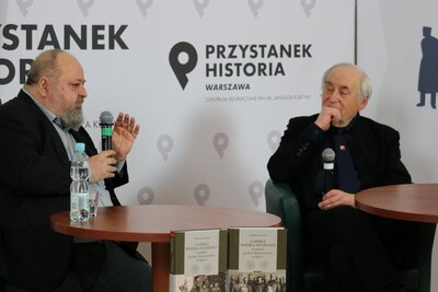 Arkadiusz Tuliński i Janusz Odziemkowski. Dyskusja wokół książki „6 Armia Wojska Polskiego w wojnie polsko-bolszewickiej w 1920 r.” Fot. Aleksanda Wierzchowska (IPN)