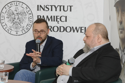 Jerzy Kirszak i Arkadiusz Tuliński. Dyskusja wokół książki „6 Armia Wojska Polskiego w wojnie polsko-bolszewickiej w 1920 r.”. Fot. Piotr Życieński (IPN)