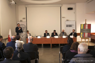 Promocja książki „Sowiecki aparat represji wobec litewskiego i polskiego podziemia 1944–1945” – Warszawa, 9 maja 2017. Przemawia Jarosław Szarek, prezes IPN. Fot. Marcin Jurkiewicz (IPN)