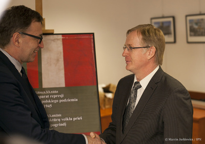 Promocja książki „Sowiecki aparat represji wobec litewskiego i polskiego podziemia 1944–1945” – Warszawa, 9 maja 2017 – Prezes IPN dr Jarosław Szarek i dyrektor Departamentu Badania Ludobójstwa i Ruchu Oporu Mieszkańców Litwy dr Arūnas Bubnys. Fot. Marcin Jurkiewicz (IPN)