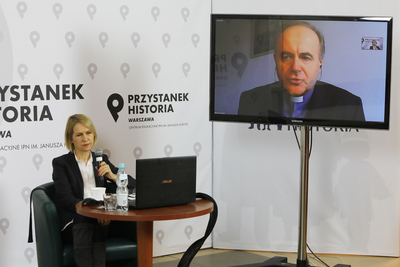 Barbara Stanisławczyk-Żyła i ks. prof. Andrzej Kobyliński. Dyskusja „Libido dominandi jako metoda manipulacji społecznej” z cyklu „Polska na froncie sporów cywilizacyjnych” – 18 lutego 2021. Fot. Piotr Życieński (IPN)