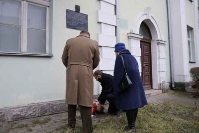 Prezes IPN dr Jarosław Szarek złożył kwiaty przy dawnej siedzibie Urzędu Bezpieczeństwa w Ciechanowie – 28 lutego 2021. Fot. Sławek Kasper (IPN)
