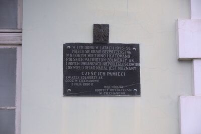 Prezes IPN dr Jarosław Szarek złożył kwiaty przy dawnej siedzibie Urzędu Bezpieczeństwa w Ciechanowie – 28 lutego 2021. Fot. Sławek Kasper (IPN)