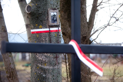 Pomnik w Szyszkach poświęcony ppor. Mieczysławowi Dziemieszkiewiczowi ps. Rój i jego towarzyszowi broni – Bronisławowi Gniazdowskiemu, ps. Mazur. Fot. Sławek Kasper (IPN)