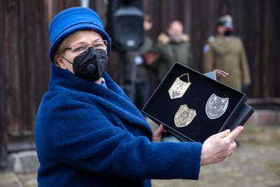 Prezes IPN wręczył Pani Jadwidze Płodziszewskiej ze Społecznego Komitetu Rodzin Poległych Żołnierzy NSZ i NZW pamiątkowe repliki ryngrafów – 28 lutego 2021. Fot. Sławek Kasper (IPN)