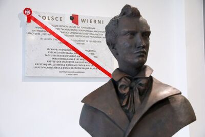 Odsłonięcie tablicy upamiętniającej antykomunistyczną organizację młodzieżową „Wolna Młodzież” w Pruszkowie – 1 marca 2021. Fot. Sławek Kasper (IPN)