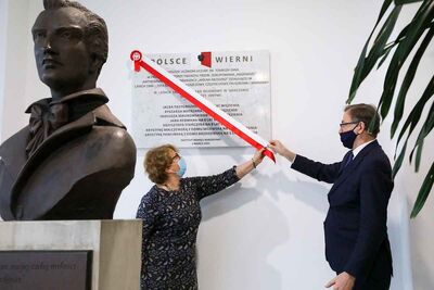Odsłonięcie tablicy upamiętniającej antykomunistyczną organizację młodzieżową „Wolna Młodzież” w Pruszkowie – 1 marca 2021. Fot. Sławek Kasper (IPN)