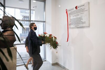 Odsłonięcie tablicy upamiętniającej antykomunistyczną organizację młodzieżową „Wolna Młodzież” w Pruszkowie – 1 marca 2021. Fot. Sławek Kasper (IPN)