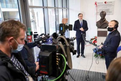 Odsłonięcie tablicy upamiętniającej antykomunistyczną organizację młodzieżową „Wolna Młodzież” w Pruszkowie – 1 marca 2021. Fot. Sławek Kasper (IPN)