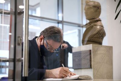 Odsłonięcie tablicy upamiętniającej antykomunistyczną organizację młodzieżową „Wolna Młodzież” w Pruszkowie – 1 marca 2021. Fot. Sławek Kasper (IPN)