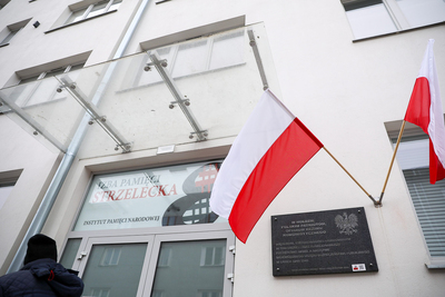 Prezes IPN dr Jarosław Szarek złożył kwiaty pod tablicą upamiętniającą ofiary reżimu komunistycznego w dawnej siedzibie NKWD/WUBP przy Strzeleckiej 8 w Warszawie – 1 marca 2021. Fot. Sławek Kasper (IPN)