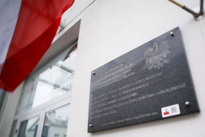 Prezes IPN dr Jarosław Szarek złożył kwiaty pod tablicą upamiętniającą ofiary reżimu komunistycznego w dawnej siedzibie NKWD/WUBP przy Strzeleckiej 8 w Warszawie – 1 marca 2021. Fot. Sławek Kasper (IPN)