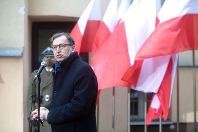 Prezes IPN dr Jarosław Szarek podczas dsłonięcia tablicy upamiętniającej płk. Łukasza Cieplińskiego i członków IV ZG WiN w Muzeum Żołnierzy Wyklętych i Więźniów Politycznych PRL – 1 marca 2021. Fot. Sławek Kasper (IPN)