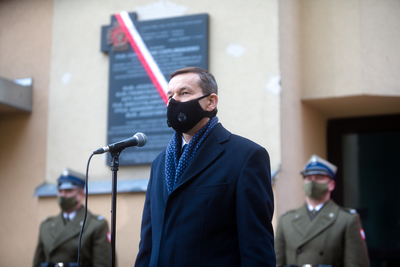 Premier Mateusz Morawiecki podczas odsłonięcia tablicy upamiętniającej płk. Łukasza Cieplińskiego i członków IV ZG WiN w Muzeum Żołnierzy Wyklętych i Więźniów Politycznych PRL – 1 marca 2021. Fot. Sławek Kasper (IPN)