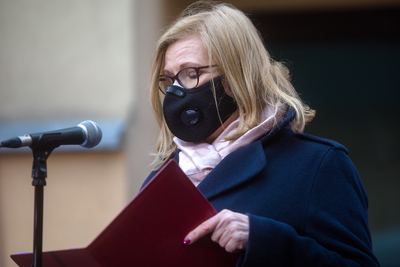 Podczas odsłonięcia tablicy upamiętniającej płk. Łukasza Cieplińskiego list od marszałek Sejmu Elżbiety Witek odczytała wicemarszałek Sejmu Małgorzata Gosiewska – 1 marca 2021. Fot. Sławek Kasper (IPN)