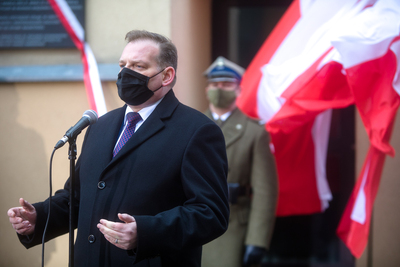 Szef UdsKiOR Jan Józef Kasprzyk podczas odsłonięcia tablicy upamiętniającej płk. Łukasza Cieplińskiego i członków IV ZG WiN w Muzeum Żołnierzy Wyklętych i Więźniów Politycznych PRL – 1 marca 2021. Fot. Sławek Kasper (IPN)