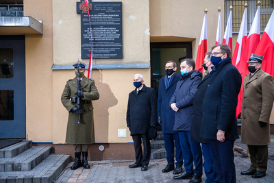 Odsłonięcie tablicy upamiętniającej płk. Łukasza Cieplińskiego i członków IV ZG WiN w Muzeum Żołnierzy Wyklętych i Więźniów Politycznych PRL – 1 marca 2021. Fot. Sławek Kasper (IPN)