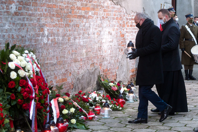 Znicze pod ścianą straceń dawnego więzienia na Mokotowie  zapalili Krzysztof Szwagrzyk, wiceprezes IPN i ks. Tomasz Trzaska (BPiI IPN) – 1 marca 2021. Fot. Sławek Kasper (IPN)