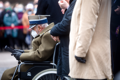 Płk Waldemar Nowakowski ps. Gacek podczas obchodów Narodowego Dnia Pamięci Żołnierzy Wyklętych na powązkowskiej „Łączce” – 1 marca 2021. Fot. Sławek Kasper (IPN)