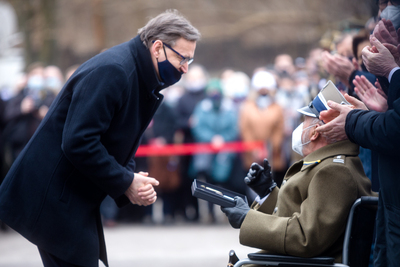 Prezes IPN  Jarosław Szarek wręczył pułkownikowi Waldemarowi Nowakowskiemu ps. Gacek pamiątkową replikę ryngrafu – 1 marca 2021. Fot. Sławek Kasper (IPN)