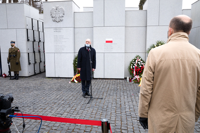 Marszałek-senior Antoni Macierewicz podczas obchodów Narodowego Dnia Pamięci Żołnierzy Wyklętych na powązkowskiej „Łączce” – 1 marca 2021. Fot. Sławek Kasper (IPN)