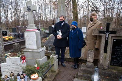 Na cmentarzu w Ciechanowie prezes IPN  Jarosław Szarek złożył kwiaty na grobie por. Romana Dziemieszkiewicza ps. „Adam”, „Pogoda”, starszego brata „Roja” – 28 lutego 2021. Fot. Sławek Kasper (IPN)