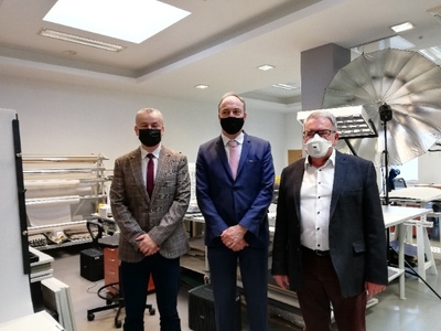 Zastępca dyrektora AIPN Mariusz Kwaśniak (L), Ambasador Luksemburga Paul Schmit (C) i wiceprezes IPN Jan Baster (P) w Archiwum IPN – 3 marca 2021. Fot. IPN