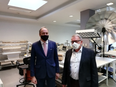 Ambasador Luksemburga Paul Schmit (L) i wiceprezes IPN Jan Baster (P) w Archiwum IPN – 3 marca 2021. Fot. IPN