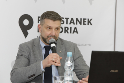 Dr hab. Filip Musiał, dyrektor Oddziału IPN w Krakowie, prowadzący spotkania z cyklu „Między mitem a rzeczywistością – najważniejsze wydarzenia XX w.”. Fot. Piotr Życieński (IPN)