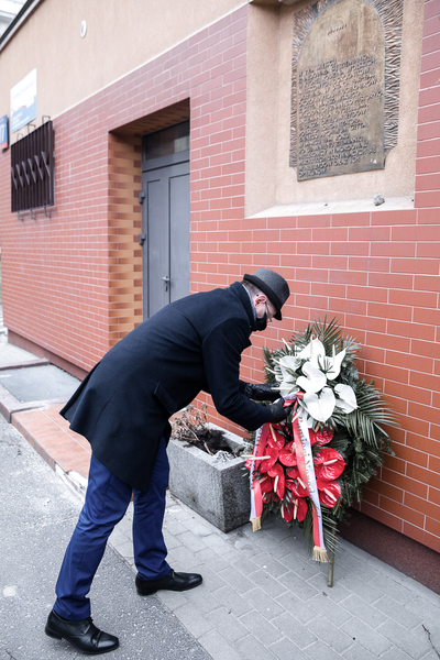 Zastępca prezesa IPN oddał hołd zamordowanym mieszkańcom i opiekunom bunkra „Krysia” – 7 marca 2021. Fot. Sławek Kasper (IPN)