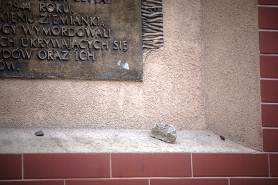 Zastępca prezesa IPN oddał hołd zamordowanym mieszkańcom i opiekunom bunkra „Krysia” – 7 marca 2021. Fot. Sławek Kasper (IPN)