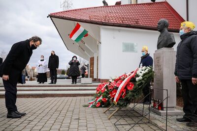 Prezes IPN dr Jarosław Szarek złożył wieńce przed pomnikiem Jánosa Esterházyego – Warszawa, 14 marca 2021. Fot. Sławek Kasper (IPN)