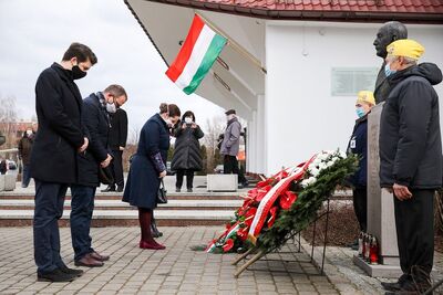 Uroczystości przed pomnikiem Jánosa Esterházyego – Warszawa, 14 marca 2021. Fot. Sławek Kasper (IPN)