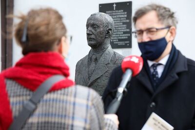 Prezes IPN dr Jarosław Szarek przed pomnikiem Jánosa Esterházyego – Warszawa, 14 marca 2021. Fot. Sławek Kasper (IPN)