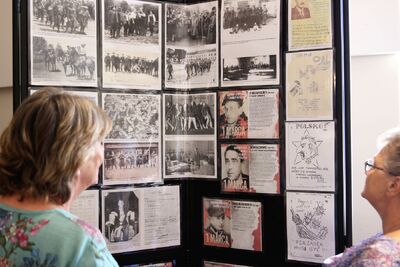 Wystawa złożona z materiałów edukacyjnych IPN (pocztówki z Żołnierzami Wyklętymi, miniwystawa „Wyklęci”, karty edukacyjne). Fot. Józef Burak/Perth