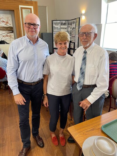 Konsul Honorowy Paweł Bitdorf z żoną Haliną i Powstańcem Warszawskim Stanisławem Mackiewiczem na tle wystawy o Żołnierzach Wyklętych. Fot. Józef Burak/Perth